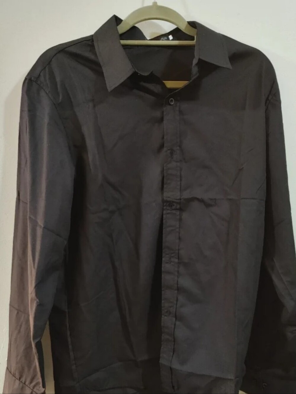 Men's Black Long-Sleeve Dress Shirt - Classic Collared Style